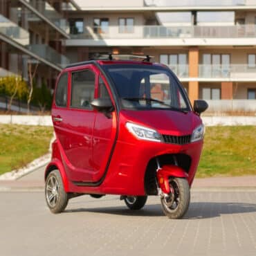 Skuter elektryczny trójkołowy zabudowany Etna PE2708