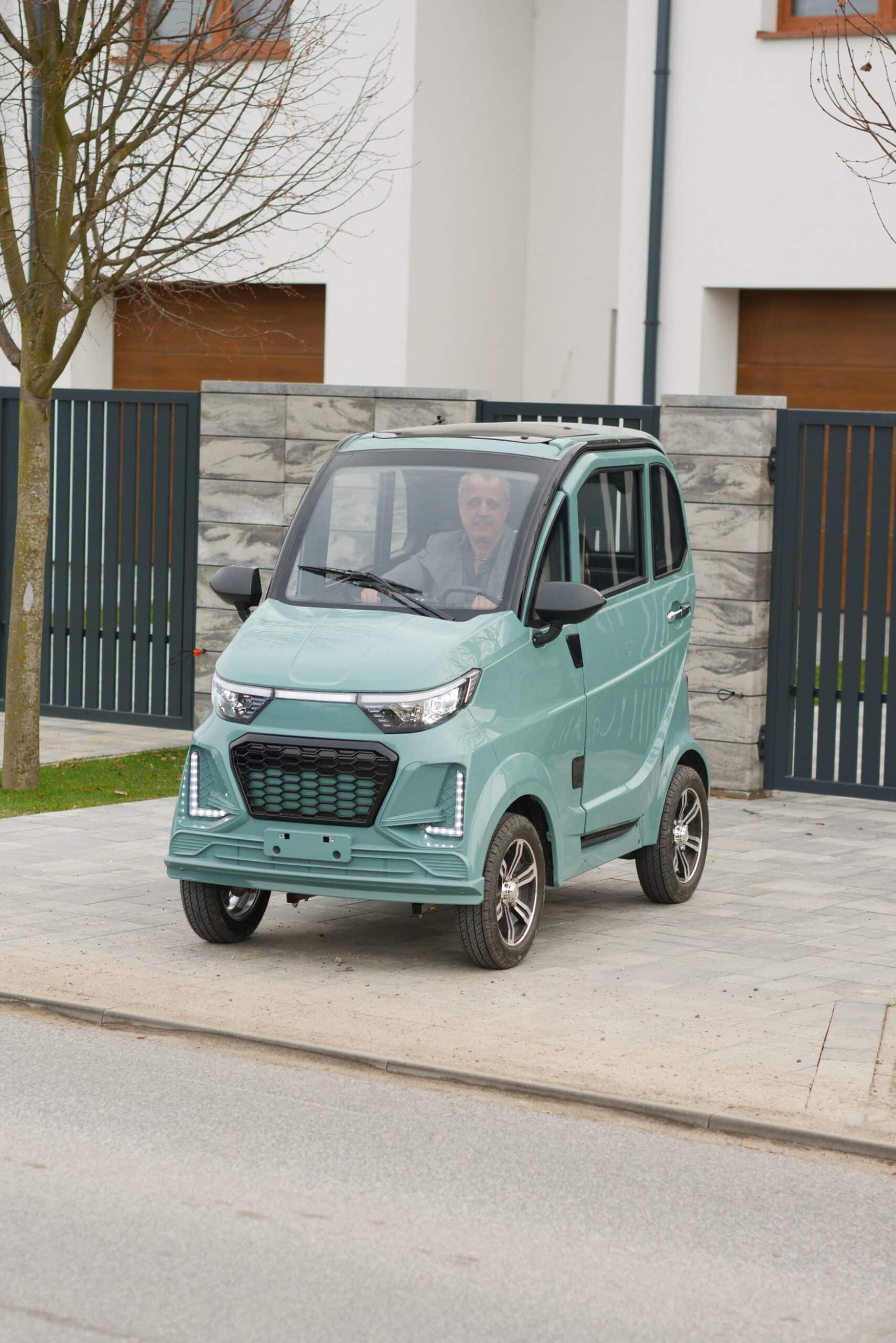 Skuter elektryczny czterokołowy zabudowany Fuji PE2772 - obrazek 3