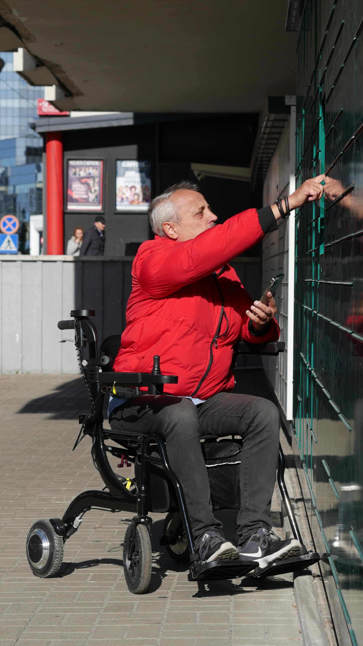 MR05 2-in-1 Wheelchair and Walking Frame - Image 2